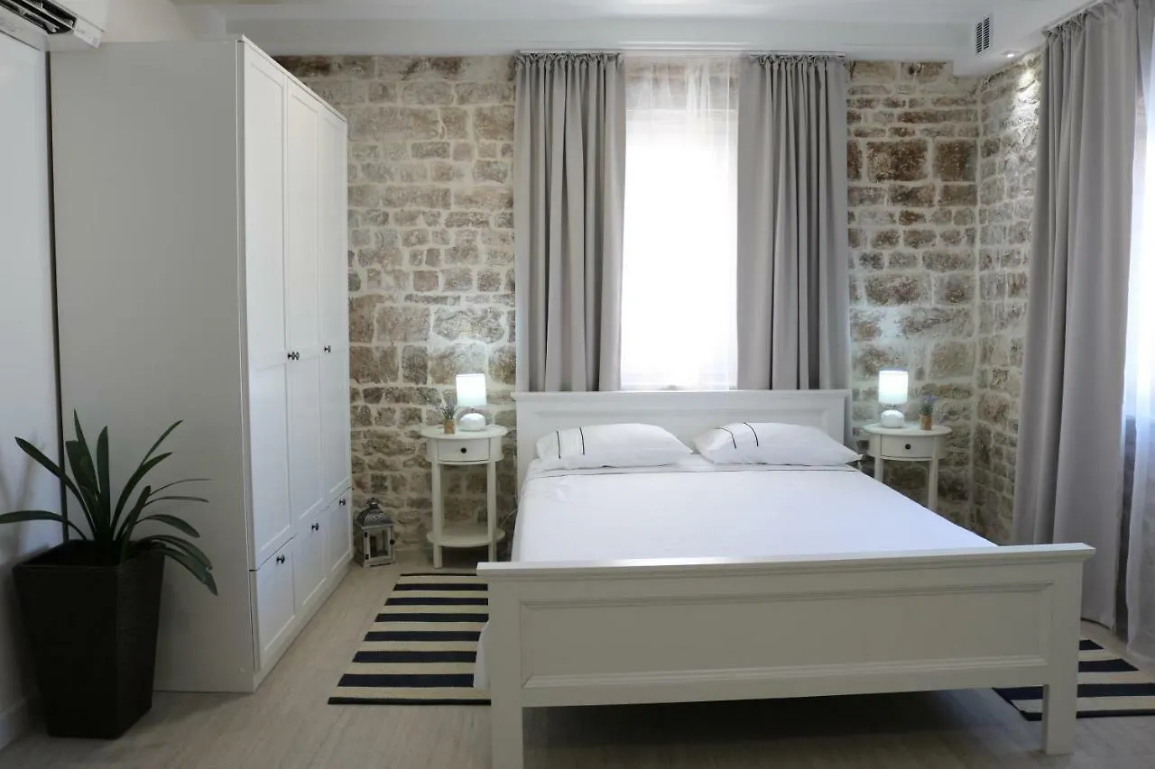 Konukevi Trogir Square Apartment Hırvatistan